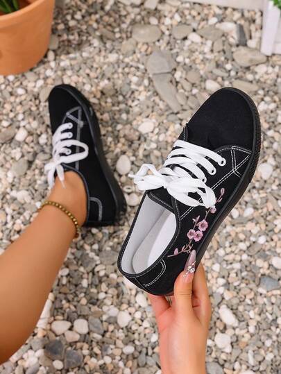 1 par damskor med snörning, broderat plommonblommönster, ovandel i kanvas, låga skor, svarta, lämpliga för utomhussport och skateboardåkning