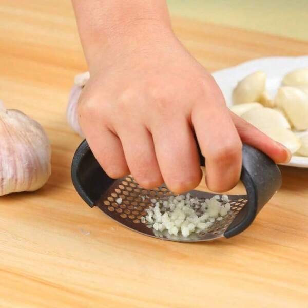 1pc Convenient Handheld Garlic Press, Practical & Multipurpose Design For Home Use