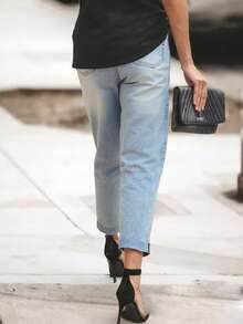 Elegante Herbstkleidung mit hochgekrempelten Ärmeln und Knöcheljeans, geeignet für Frauen, um leicht und modisch im Street-Style zu arbeiten