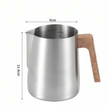 1 Jarra para espumar leche para café, mango de grano de madera anticalorosa, acero inoxidable 304, con escala interior precisa, flujo de espuma de leche de control preciso tipo pico de águila, adecuada para principiantes para hacer espuma de leche, taza profesional de espuma de leche para café, duradera y fácil de limpiar, experiencia profesional en cucharilla, creando espuma de leche densa, utensilio de oficina y hogar para café 350/580ml Regreso a clases