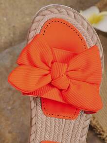 Sandálias rasteiras femininas com laço decorativo, chinelos de verão leves e plus size, confortáveis e estilosos para a praia, chinelos de dedo femininos.