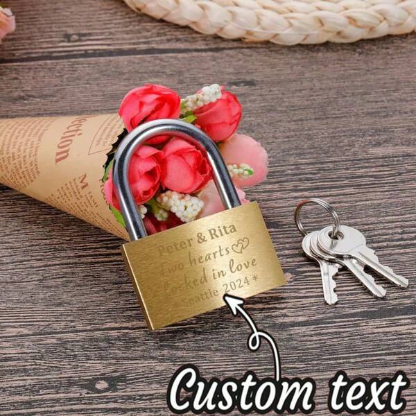 Messing-Liebesschloss, graviertes Vorhängeschloss für Paar, Jahrestags-Geschenk für Freund, Schloss mit Namen und Datum, personalisiertes Geschenk, mariniertes Geschenk