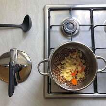 San Ignacio 9-Liter-Schnellkochtopf aus Edelstahl. mit gekapseltem Boden und Aluminiumbasis für eine gleichmäßigere Wärmeverteilung.
Äußerst langlebiger Schließmechanismus, der maximale Sicherheit bietet. Kostenloser Versand innerhalb von 24/72 Stunden - Hellgrau - Übersicht 5