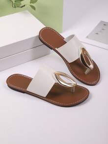 صنادل شاطئ مسطحة على الطراز الأوروبي والأمريكي الكلاسيكي للصيف. أنيقة ومتعددة الاستخدامات. ارتديها وستصبحين أجمل فتاة في الصيف'