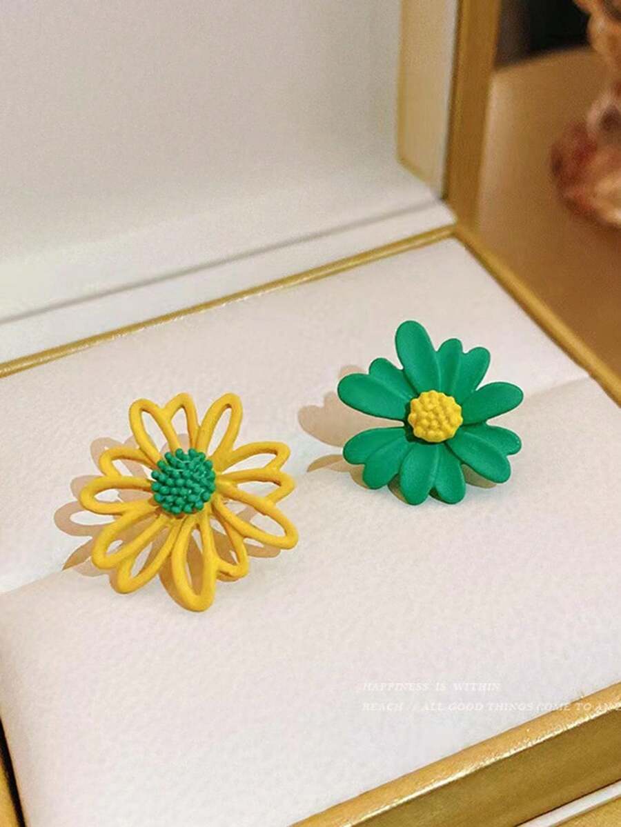 1 Pair Minimalist Elegant Floral Stud Earrings - Green+Yellow - View 1