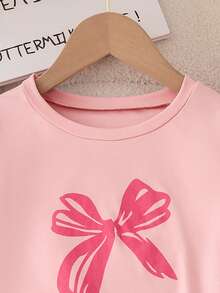 Este elegante e doce conjunto de pijama de 2 peças é projetado para meninas da moda, incluindo uma Top de manga curta com estampa de laço e calça longa com estampa de laço colorida, criando um visual de estilo princesa, adequado para lazer doméstico na primavera/verão, férias, Dia dos Namorados e uso diário. - Rosa Bebê - Visão 3