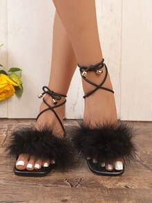 Zapatos de mujer con cordones, de color negro con pelaje, decorados con plumas y pequeñas campanas de cobre - Negro - Ver 3