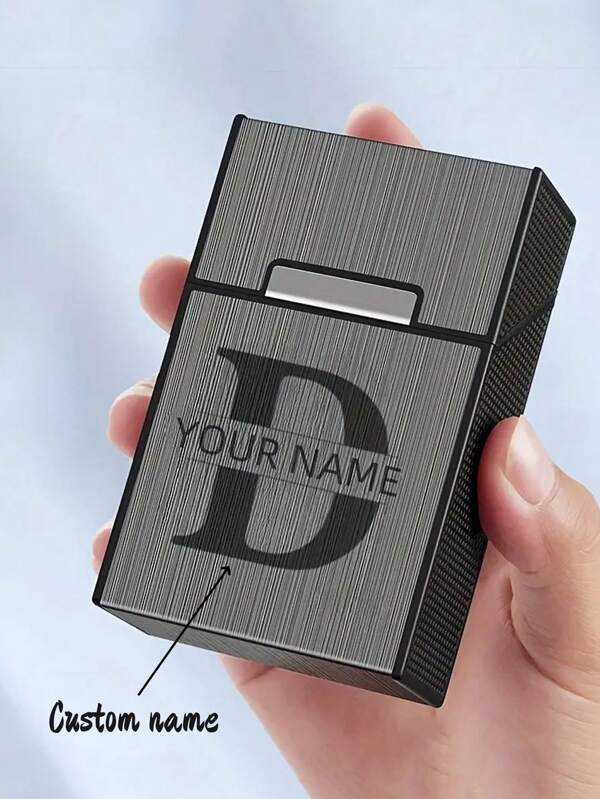 1 Stück personalisierte gravierte Zigarettenschachtel mit Namen - Personalisierte Zigarettenspitze aus Zinklegierung, modernes schwarzes Finish, strapazierfähiges und modisches Geschenk, geeignet für Männer, Väter, Freunde, bester Freund, personalisiertes Geschenk | Moderne Zigarettenschachtel | Zinklegierungsgehäuse