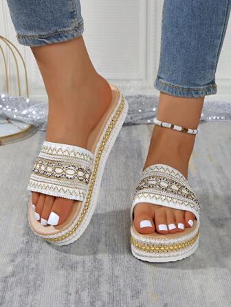 2025 Sandales de fête à semelle épaisse avec motif diamant, mode et polyvalentes, convenant aux femmes de grande taille. Idéal pour la plage, la villégiature et les fêtes en été