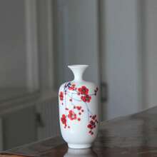 Jarrón de cerámica roja de ciruela: La morada poética de la elegancia oriental en los espacios occidentales. Estos jarrones de cerámica con flores de ciruelo rojo pintadas parecen haber salido directamente de un rollo de pintura oriental. En el contexto de la decoración del hogar europea y americana, rompen el molde convencional. El Body sencillo del jarrón combinado con el vibrante patrón de ciruelo rojo encarna la esencia del espíritu libre de la estética china, al tiempo que satisface la búsqueda occidental de una decoración personalizada. Al usar la cerámica como medio y el ciruelo rojo como motivo, el elegante estilo oriental extiende su presencia poética a los espacios de vida occidentales.
