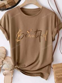 Camiseta Casual de Manga Corta para Mujer con Estampado "Beautiful" en Letras Doradas - Cuello Redondo Beige Claro, Ajuste Regular, Lavable a Máquina, Ropa de Verano, Tejido Suave y Cómodo, Moda Todo el Año
