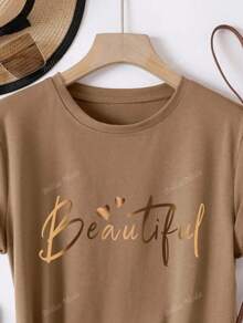 Camiseta Casual de Manga Corta para Mujer con Estampado "Beautiful" en Letras Doradas - Cuello Redondo Beige Claro, Ajuste Regular, Lavable a Máquina, Ropa de Verano, Tejido Suave y Cómodo, Moda Todo el Año