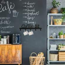 1 Stück Wandmontierter Kaffeetassen Halter, Metall Kaffeetassen Regal für die Wand, Kaffeetassen Regal Wandhaken, Jackenhalter, dieser vielseitige Ständer zeigt nicht nur elegant Ihre Lieblingstassen, sondern hat zusätzliche Haken für Jacken und Accessoires. Perfekt für Küchen, Eingangsbereiche oder überall wo Sie stilvolle Aufbewahrung brauchen.