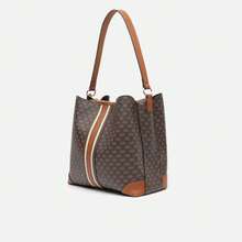 Misako Borse a spalla da donna