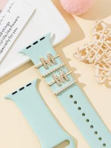 Lot de 4 clous décoratifs dorés en forme de M avec perles pour bracelet de montre Apple en silicone 38/40/41/42/44/45/49 mm, compatibles avec les bracelets iWatch 9/8/7/6/5/4/3/2/1/SE, bijoux décoratifs pour femmes, pour hommes et femmes, à la mode