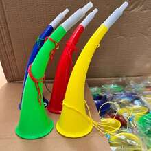 1 set di 4 pezzi di fischietti colorati e grandi con cordino, ottimi per eventi sportivi, cheerleading e feste, aggiungono divertimento allo spirito di squadra
