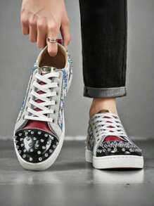 Zapatillas de hombre con decoración de remaches y acentos de metal en la parte delantera y el talón, colores clásicos únicos, anillo de metal en la puntera, cómodo y de moda, adecuado para discoteca, escenario, todas las estaciones