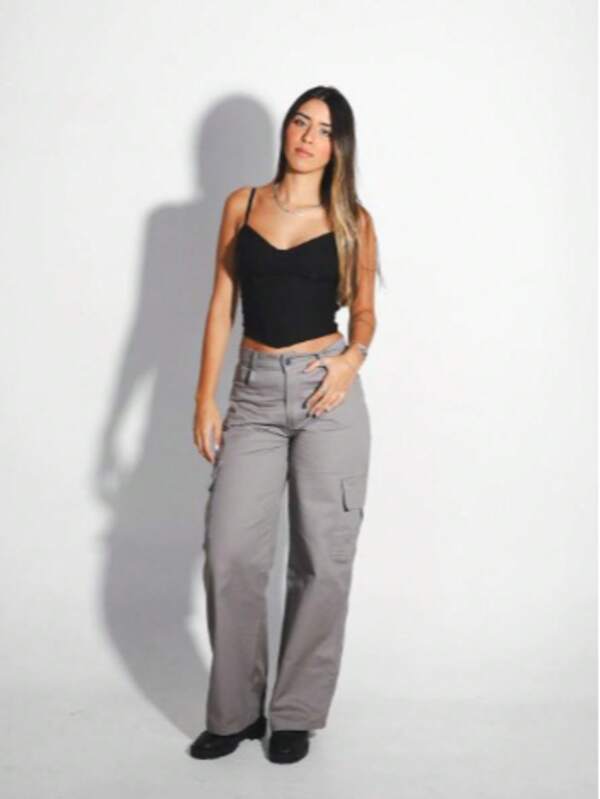 Calça feminino cargo cinza escuro com bolsos