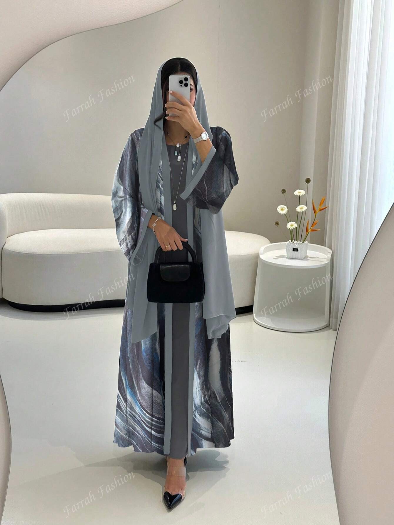 مجموعة من قطعتين من رداء ذو طبعة تجريدية باللون ال...