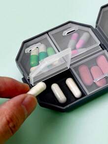 Boîte à pilules portable à compartiments, boîte de rangement de capsules à 6 grilles, avec impression de motif de pilule, boîte à pilules de voyage, boîte à médicaments, mini boîte à pilules, organisateur de pilules à 6 grilles, mini boîte à pilules de voyage pour comprimés, boîte hermétique pour médicaments et vitamines, distributeur organisateur, pour le voyage, la maison, le camping, l'extérieur, la randonnée, la chasse. Étui à pilules, boîte à pilules, trousse de premiers soins, accessoires de voyage, articles essentiels de dortoir