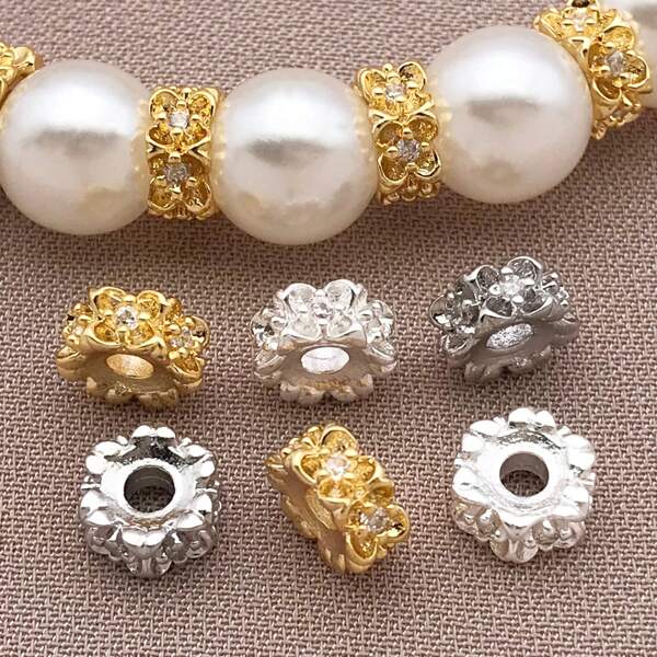 2/4/6 pièces Perles intercalaires en laiton cubique zirconia plaqué or 18 carats véritable. Perles plates rondes en laiton avec strass fleurs. Perles lâches pour la fabrication de bijoux de mode, accessoires de bijouterie DIY.