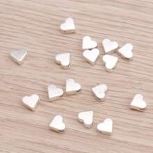 30 piezas de pequeñas cuentas con forma de corazón en color plata y oro, adecuadas para hacer manualidades de joyería, collares y accesorios de pulseras