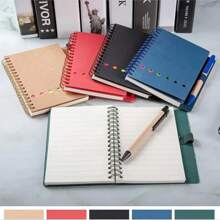 Carnet de notes en spirale unisexe, 70 pages, 1 stylo (couleur aléatoire), avec porte-stylo intégré, mini carnet à couverture rigide avec étiquettes d'index de couleur, convient pour le travail, la prise de notes et les fournitures scolaires, rentrée des classes
