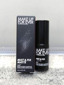 MAKE UP FOR EVER[迷你]喷雾 & 定妆哑光喷雾 10ml [适合油性皮肤]/ 不含酒精，微细喷雾，注入高岭土和烟酰胺，可定妆，哑光肌肤，并遮盖瑕疵长达 24 小时。