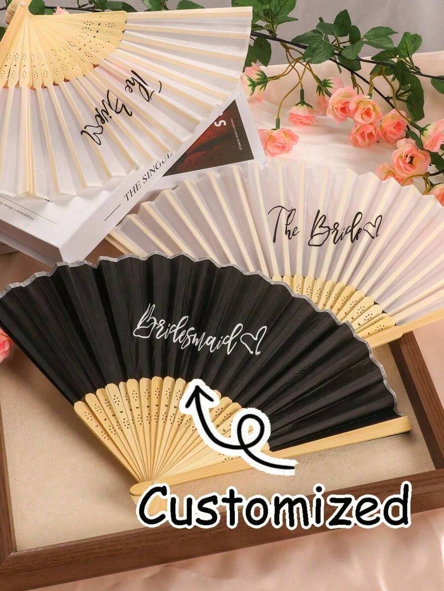 1 件定制名字 LOGO 丝绸折扇，“新娘和伴娘”黑白印花扇子，单身派对的完美配饰，单身派对婚礼新娘送礼会装饰，新娘和伴娘竹制手持折扇，婚礼回礼，新娘派对，拍照道具，伴娘礼物，派对和活动的理想选择，非常适合派对和活动，完美的春夏配饰 - 彩色 - 查看 1
