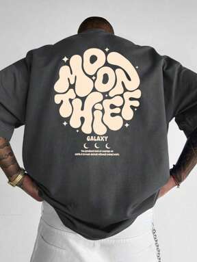 قميص تي شيرت رمادي بأكمام قصيرة مطبوع عليه حرف مطبوع بشكل فضفاض لرجال البدناء