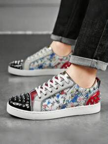 Zapatillas de hombre con decoración de remaches y acentos de metal en la parte delantera y el talón, colores clásicos únicos, anillo de metal en la puntera, cómodo y de moda, adecuado para discoteca, escenario, todas las estaciones