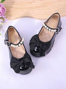 1 双女孩珍珠蝴蝶结装饰亮面材质舒适可爱圆头低帮系带厚底甜美公主鞋，适合日常、派对、度假