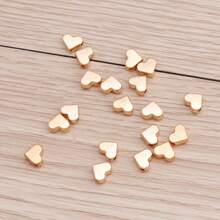 30 piezas de pequeñas cuentas con forma de corazón en color plata y oro, adecuadas para hacer manualidades de joyería, collares y accesorios de pulseras