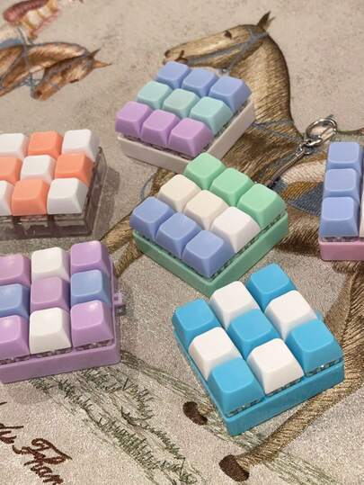 1/2/3/5 st. nyckelring med stressavlastande tangentbord, levereras med presentpåse, fidgetleksak med ljudeffekt, festgåva, stressavlastande leksak, tryckavlastande leksak, fingerleksak, antistressleksak, nyckelring, fingernyckelring, perfekt present till födelsedag, halloween, jul, festgåva, halloweendekor, lämplig för ADHD, julklapp