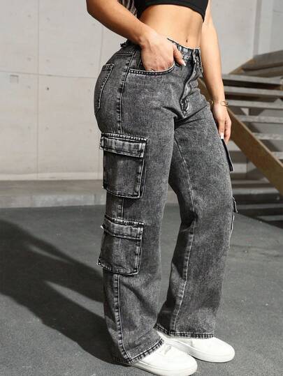 Jeans en denim cargo avec poches latérales à rabat, simple et pour un usage quotidien et décontracté au printemps