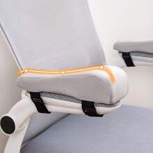 这款肘部扶手垫可提升您的办公椅舒适度，记忆海绵材质，适用于家用/办公椅、电脑游戏椅，可拆卸清洗，有效支撑肘部，缓解前臂压力。黑色、灰色可选，也可用于学校用品、返校季、办公用品、椅子靠垫、游戏椅、办公桌配件等。