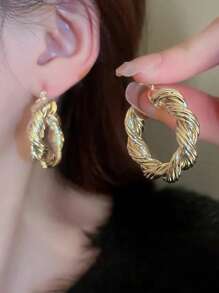 1 Pair European & American Style High-End Gold Twisted Hoop Earrings, Vintage C-Shaped Earring, Fashion Ear Jewelry For Women