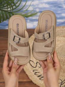 Un par de cómodas y elegantes zapatillas clásicas para niñas, con suela gruesa y suave, apropiadas para niños de 3 a 15 años para usar en casa, al aire libre, de vacaciones o en la playa