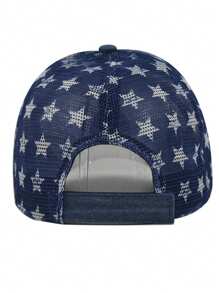 O șapcă de baseball unisex cu coadă de cal din seria "Sărbători de vară pentru Ziua Națională a SUA", cu imprimeuri cu stele cu cinci colțuri și o temă cu stele și dungi. Această șapcă de baseball unisex are litere aplicate și un finisaj vintage spălat.