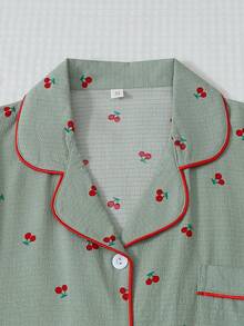 [Campos Elegantes] Conjunto de pijama con estampado de cerezas, top con cuello y botones dulce y lindo, y shorts con lazo, ropa de dormir y de estar en casa para mujeres - Verde - Ver 3