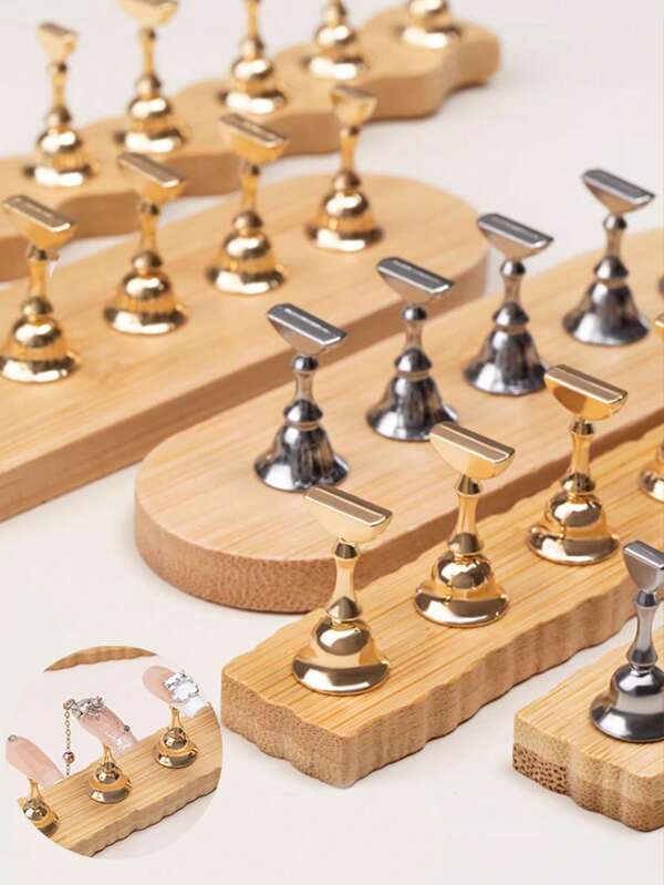 Un soporte para practicar el arte de uñas con 5 soportes de uñas de aleación y 1 base, utilizado como una herramienta para practicar el arte de uñas. Se puede usar para mostrar y practicar el uso de arte de uñas, y no incluye arcilla para uñas. Es adecuado para entusiastas de las uñas y salones de manicura para practicar, y es una herramienta de práctica de arte de uñas DIY.