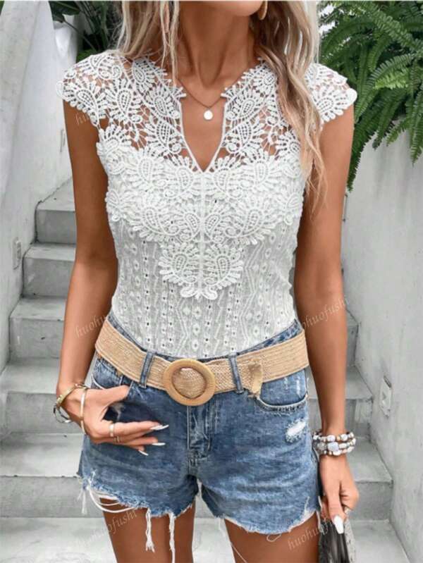 Camiseta de mujer elegante con encaje blanco - Escote en V, sin mangas, mezcla elástica de poliéster, perfecta para el verano. Casual con empalme de encaje de poliéster de moda y multiusos