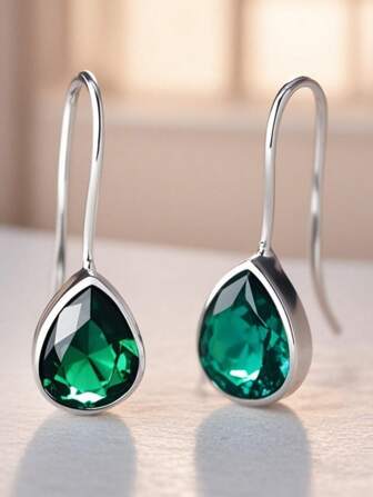 Boucles d'oreilles élégantes et uniques en argent sterling 925 avec zirconium vert en forme de goutte d'eau. Accessoire mode idéal pour un rendez-vous, une fête, des vacances, un anniversaire ou un cadeau