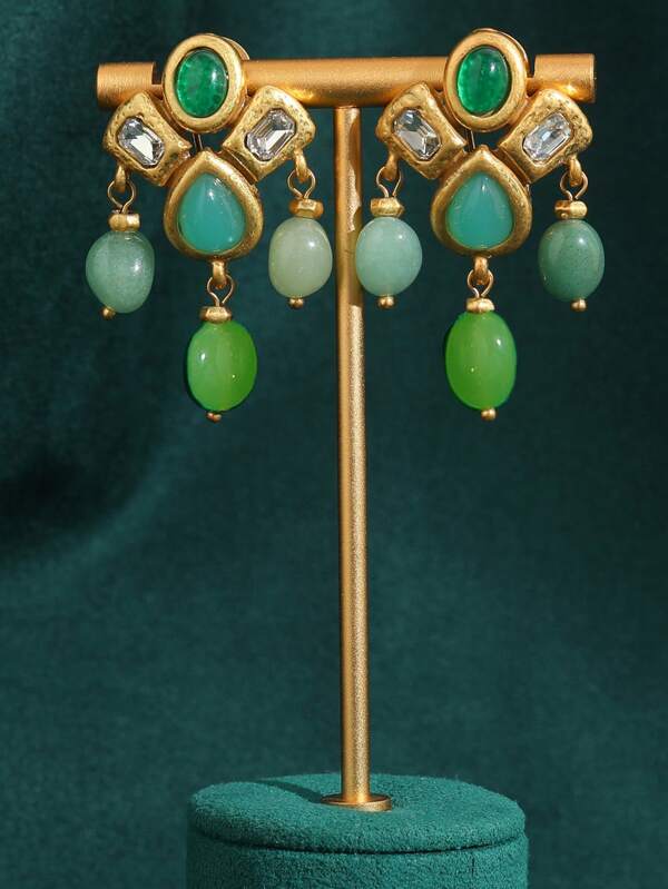 Brincos pendurados com contas de vidro e design de gota d'água em pedra natural banhada a ouro 18K com contraste de ágata verde vintage