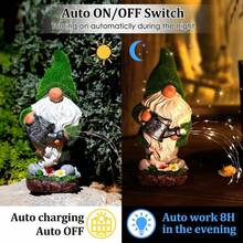 植绒太阳能花园小矮人户外雕像 - 11.02 英寸户外花园装饰 - LED 户外装饰灯 - 独特的乔迁礼物庭院艺术雕塑，适用于露台草坪装饰 - 綠色 - 查看 5