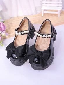 1 双女孩珍珠蝴蝶结装饰亮面材质舒适可爱圆头低帮系带厚底甜美公主鞋，适合日常、派对、度假