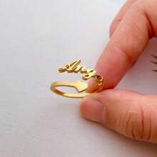 Anel de Letra Tipo Borboleta Customizado de Aço Inoxidável com Nome Pessoal em Inglês, Bracelete Banhado a Ouro 18k de Luxo Leve, Presente Ideal Único e Adequado para Ela, Adequado para Ele, Namorada, Mãe, Família, Amigos, Filha, Ela, Aniversário de Avós, Aniversário, Uso Diário, Dança, Dia das Mães, Dia dos Namorados, Cerimônia de Formatura, Casamento