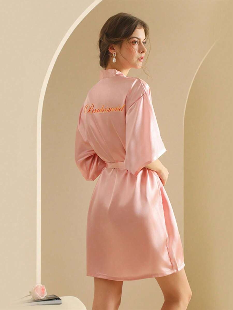 1件新娘及伴娘字母印花睡袍，新娘派对准备服，婚礼仪式及婚宴配饰，女士春夏伴娘睡衣，新娘礼服，单身派对刺绣浴袍，新娘睡袍，婚礼派对用品，户外婚礼，节日派对装饰，返校季