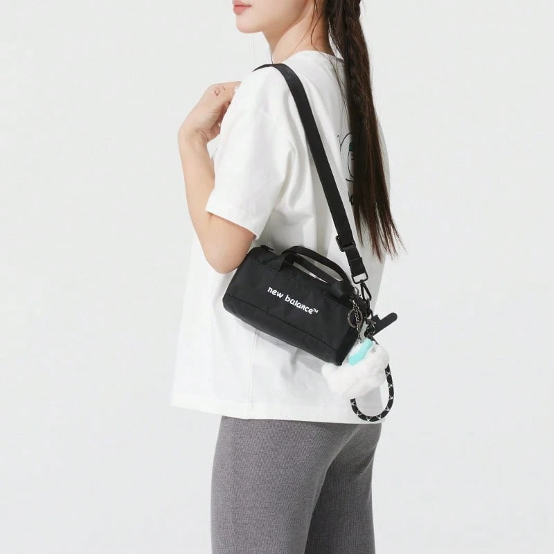 Mochila unisex New Balance NB, bolso de mensajero deportivo y casual para viajes, LAB52403BK - Negro - Ver 1