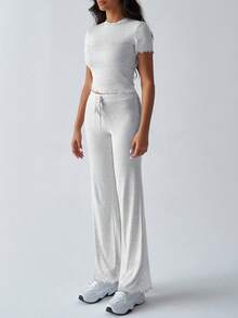 Bộ đồ thể thao thường ngày phong cách Y2K của GAOVOT dành cho nữ - Áo thun ngắn tay cổ tròn màu trơn kết hợp với quần ống đứng ôm sát. - Hoa trắng xám - Xem 7